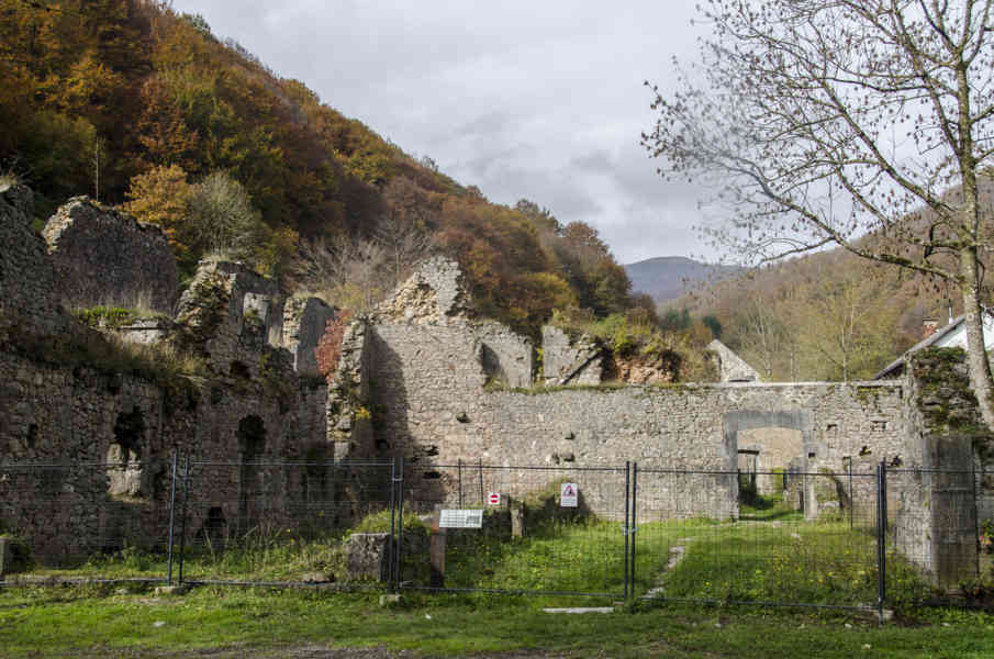 Comunidad Foral de Navarra 061 - Selva de Irati - antigua fábrica de municiones de Orbaizeta.jpg